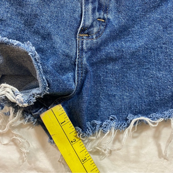 Wrangler Shorts Women’s 32 Distressed Denim Shorts pockets Casual shorts - Picture 4 of 6